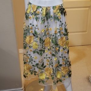 Hesperus embroidery skirt, yellow roses